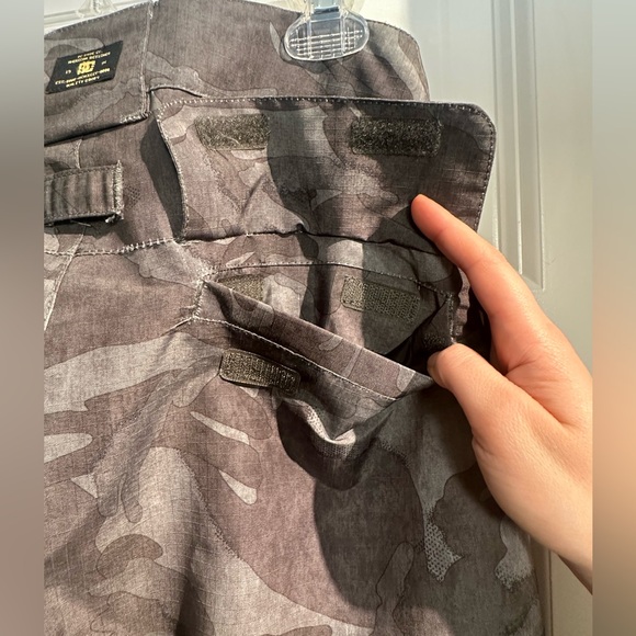 Green camo women’s large DC Shoe Company snowboarding pants, waterproof, 10k - Picture 10 of 10